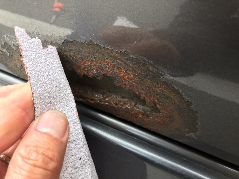 完全素人でも直せた 車のドアがサビで穴が開いた話 修理方法 前編 Miyablog ミヤブログ